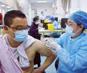 Al menos 70 millones de dosis de la vacuna de Sinovac se han distribuido en China y otros países. FOTO: AP