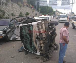 Uno de los vehículos afectados por la rastra sin frenos quedó completamente destruido. (Foto: Ronald Aceituno/ El Heraldo Honduras/ Noticias Honduras hoy)