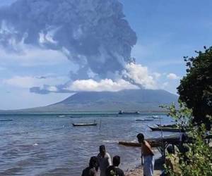 Las autoridades recomendaron a los habitantes que se protegieran de las cenizas volcánicas y de las posibles emisiones de gases. Foto: AFP.