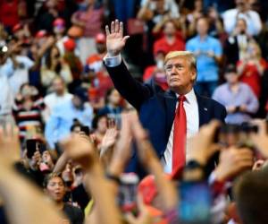 El presidente de los Estados Unidos, Donald Trump, saluda a los partidarios durante un mitin de la campaña 'Keep America Great' en el BB&T Center en Sunrise, Florida, el 26 de noviembre de 2019. Fotos: Agencia AFP.