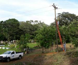 Imagen ilustrativa de persona trabajado en mejoras del servicio eléctrico en el país. Foto: EEH