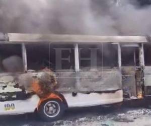 Las llamas estallaron al momento del choque provocando graves quemaduras al motociclista y que el bus se incendiara.
