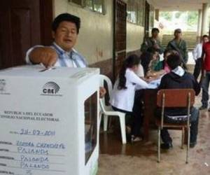 Los ecuatorianos acudieron el domingo a las urnas para renovar alcaldes, prefectos (gobernadores) y otras dignidades seccionales de poblaciones menores.