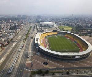 Una vía desierta adyacente al estadio El Campín de Bogotá, Colombia.