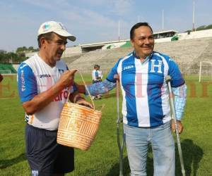 Jorge Luis Pinto al momento de recibir el presente del alcalde de Xochitepec, Alberto Sánchez. (Fotos: Ronal Aceituno / Grupo Opsa)
