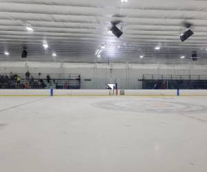 La pista fue evacuada tras el hecho y las autoridades investigan los motivos.