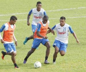 Boniek García conduce el balón ante la marca de varios de sus compañeros (Foto: Delmer Martínez)