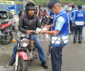 Los motociclistas son requeridos por las autoridades de la Dirección Nacional de Vialidad y Transporte (DNVT).