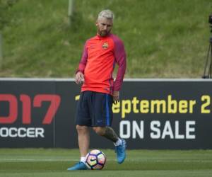 Messi viajo con Luis Suárez hacía Inglaterra para entrenar con los azulgranas. Foto: AFP