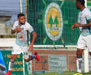 Alexander Aguilar celebra una de las anotaciones de Platense.