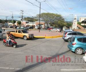 Debido a la carga vehicular se forma tráfico en esta rotonda. Foto: El Heraldo