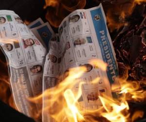 Boletas sin usar son quemadas por autoridades electorales después del cierre de casillas durante los comicios generales en la ciudad de Panamá el 5 de mayo de 2019. (AP Foto/Arnulfo Franco)