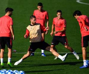 Sergio Ramos en el centro de un rondo de jugadores del Real Madrid. (AFP)