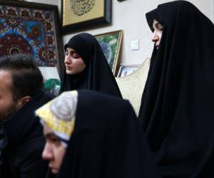 Miembros de la familia del comandante de la Guardia Revolucionaria iraní, Qasem Soleimani, durante la visita del líder supremo de Irán a su casa en la capital, Teherán. Foto AFP