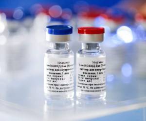 Según la OMS, hay 26 vacunas candidatas en etapa de ensayos clínicos (probadas en seres humanos) en todo el mundo y otras 139 se encuentran en estado de evaluación pre-clínica. Foto: AFP