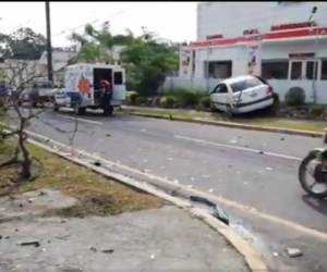 Uno de los conductores impactó contra el muro de un restaurante de comida.