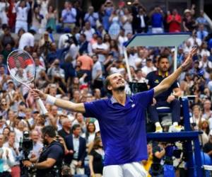 Daniil Medvedev en la pista al celebrar la victoria ante Novak Djokovic en la final del Abierto de Estados Unidos, el domingo 12 de septiembre de 2021. Foto: AP