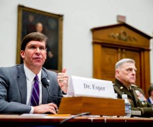 El secretario de Defensa de EEUU Mark Esper (izq) y el jefe del estado mayor conjunto general Mark Milley (der) ante la Comisión de Servicios Armados de la Cámara de Representantes en el Congreso en Washington. Foto: AP