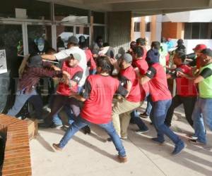 El equipo de seguridad contratado por las autoridades de la UNAH se enfrentó con varios universitarios al interior de la Ciudad Universitaria (Foto: Estalin Irías/EL HERALDO)