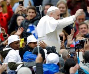 El Papa Francisco discrepa con el gobierno conservador de Italia acerca de la necesidad de recibir e integrar a los migrantes, y su gesto del miércoles incrementa la tensión con los políticos de extrema derecha antes de las elecciones al Parlamento Europeo del próximo 26 de mayo. FOTO: AP