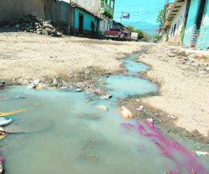 Las aguas residuales corren en las calles de tierra y pavimentadas de Yarumela, convirtiéndose en foco de contaminación.