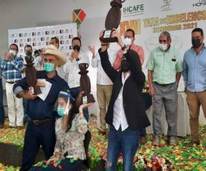 Los ganadores de los tres primeros lugares durante el evento realizado en el Ihcafé. Esperan $130 por libra de café del primer lugar.