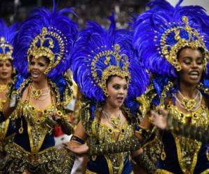 Las escuelas de samba suspendieron la construcción de sus carrozas, la costura de sus disfraces, los ensayos de baile y también proyectos sociales. Foto: AFP