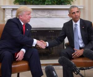 El presidente estadounidense Barack Obama y el presidente electo Donald Trump se dan la mano durante una reunión de planificación de la transición en la Oficina Oval. Foto: Agencia AFP.