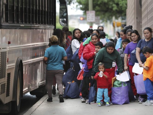 En imagen del viernes 29 de marzo de 2019, un grupo de migrantes liberados de centros de retención de Texas llegan a la central de autobuses de San Antonio. (Bob Owen/The San Antonio Express-News vía AP).