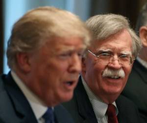 En esta foto de archivo tomada el 9 de abril de 2018, el Asesor de Seguridad Nacional John Bolton, escucha al presidente de los Estados Unidos Donald Trump. Foto AFP