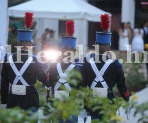 Cadetes de la guardia de honor presidencial llevaron la bandera para ser izada y dar inicio al mes de la patria en Honduras. Foto: David Romero/ELHERALDO