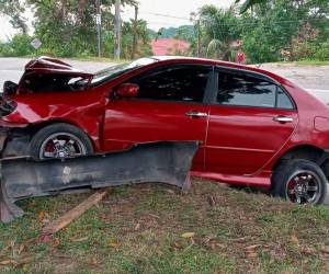 El conductor habría perdido el control del vehículo y se fue a estrellar contra un gran árbol.