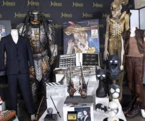 ambién se ofrecen muchos trajes y accesorios de la saga de Batman, desde la armadura de héroe nocturno que usó Val Kilmer en 'Batman Forever' (40,000 a 60,000 dólares) hasta el rifle ficticio usado por Arnold Schwarzenegger en su papel del villano Mister Freeze. Foto: AFP