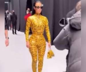 A pesar de las dificultades para caminar con la cinta adhesiva, Kim se lució en la pasarela.