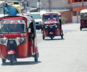 En varios puntos de la capital se observa la saturación de las unidades de mototaxis, así como los microbuses. Foto: Alex Pérez.