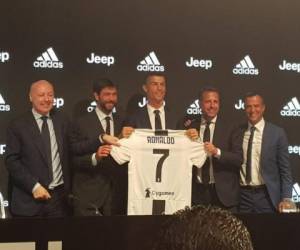 Directivos de la Juventus y Cristiano Ronaldo muestran la nueva camisa que usará el portugués. Foto Cortesía Twitter Juventus