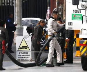 El presidente de México, Andrés Manuel López Obrador, se ha comprometido a dominar a los ladrones de combustible y está tratando de ahogar su suministro al desconectar varias tuberías importantes. Agencia AP.