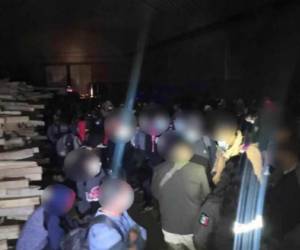 El hallazgo se produjo luego de una llamada alertando sobre un grupo de migrantes en el inmueble.