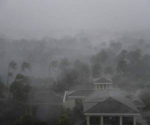 Irma aún es capaz de producir marejadas que pueden ser mortales. Foto AP