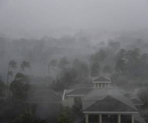 Irma aún es capaz de producir marejadas que pueden ser mortales. Foto AP