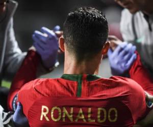 'Conozco mi cuerpo. Son cosas que pasan, regresaré en forma en una o dos semanas', aseguró Cristiano Ronaldo tras abandonar el campo cuando jugó con Portugal. Foto:AFP