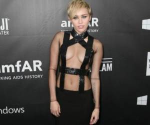 Miley Cyrus con un vestido negro muy sensual.