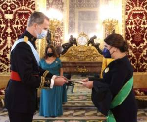 Dolores Agüero vistió formal para su primer encuentro con el rey Felipe. Foto: Twitter