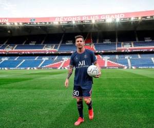 Messi ya terminó todo vínculo con Barcelona y ya estampó su firma en el PSG. Foto: @PSG_espanol/ Twitter
