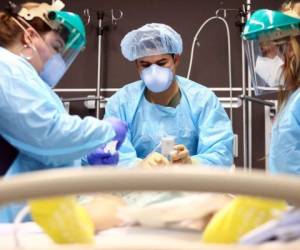 Los médicos trabajan en la intubación de un paciente con covid-19 en la Unidad de Cuidados Intensivos (UCI) del Lake Charles Memorial Hospital el 10 de agosto de 2021 en Lake Charles, Louisiana. Foto: AFP