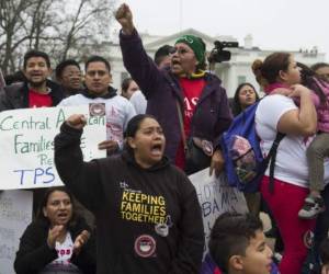 Los migrantes con órdenes de deportación pendientes a quienes el anterior gobierno les permitía quedarse en EEUU, se han convertido en objetivo de las nuevas políticas migratorias del presidente Donald Trump y algunos son arrestados durante los controles con los agentes.