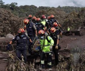 Cientos de socorristas han estado en la zona del desastre desde el domingo, cuando el volcán de Fuego en Guatemala. (AFP)