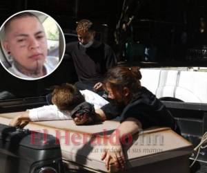 Familiares lloran sobre le féretro de José Adair Flores Berríos. Foto: Estalin Irías/ EL HERALDO