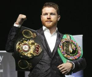 n esta foto del miércoles 17 de octubre de 2018, el mexicano Saúl Álvarez posa para fotos en el Madison Square Garden. (Foto: AP)