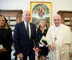 Foto tomada y el folleto de los medios de comunicación del Vaticano el 29 de octubre de 2021 muestra al Papa Francisco reuniéndose con el presidente estadounidense Joe Biden y la primera dama estadounidense Jill Biden (izquierda) durante una audiencia privada en el Vaticano, antes de la próxima cumbre del G20 de líderes mundiales para discutir el cambio climático, el covid-19 y la recuperación global pospandémica. Foto: AFP
